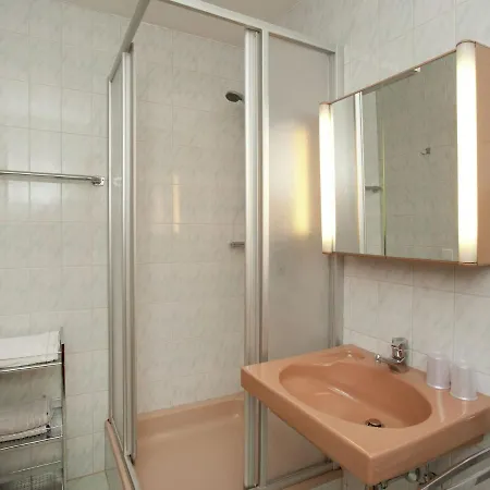 Apartment Spacious Flat With Balcony In